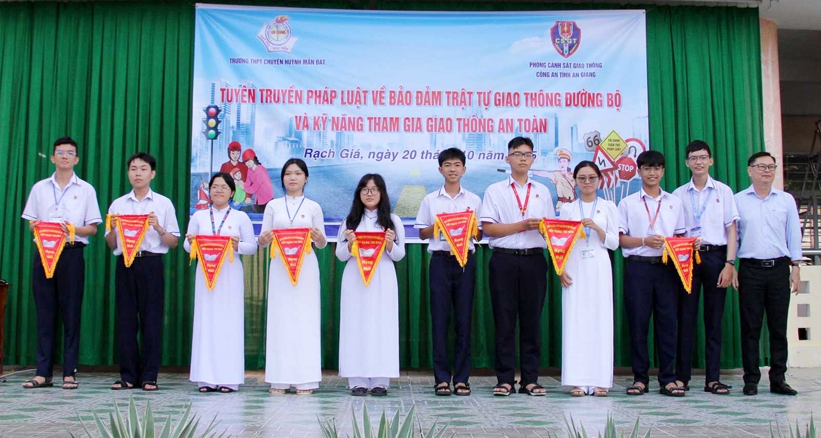 Học luật trên điện thoại