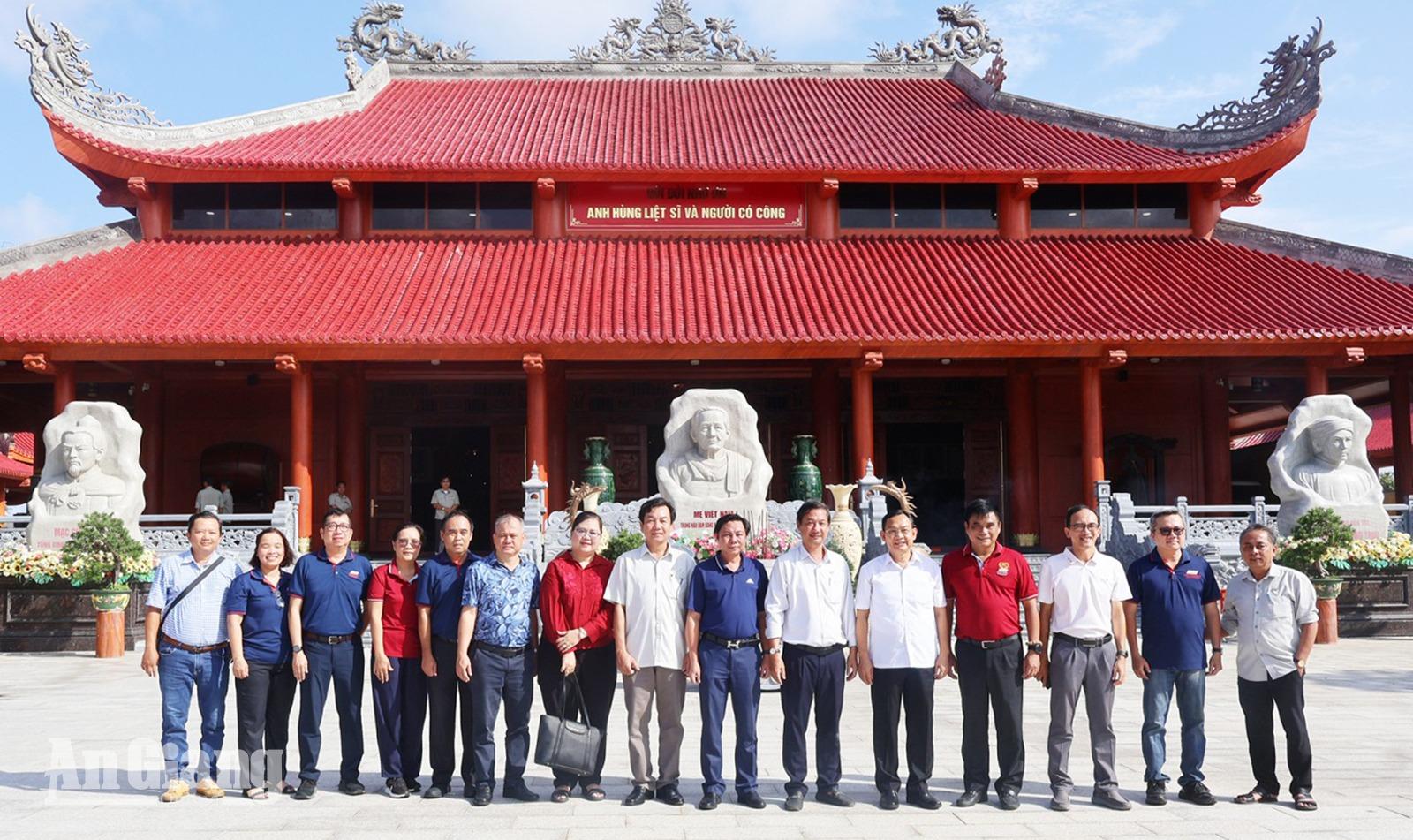 Nguyên Thủ tướng Nguyễn Tấn Dũng dâng hương tri ân các Anh hùng liệt sĩ tại An Giang