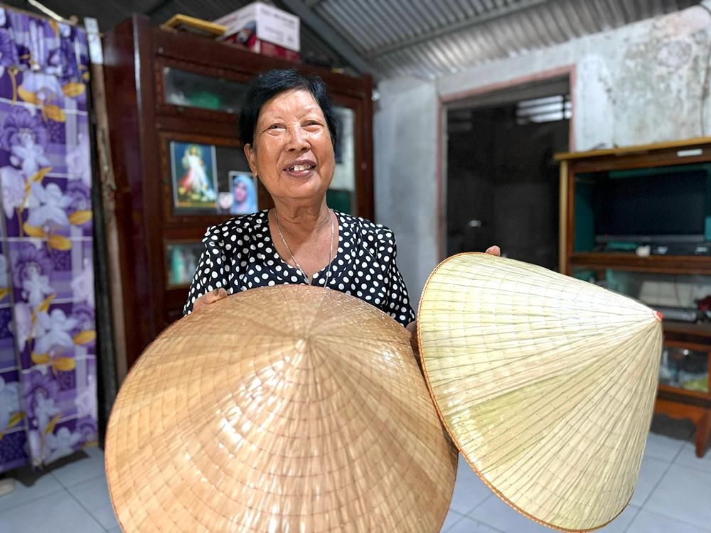 Giữ lửa nghề chằm nón lá ở xã Thạnh Đông