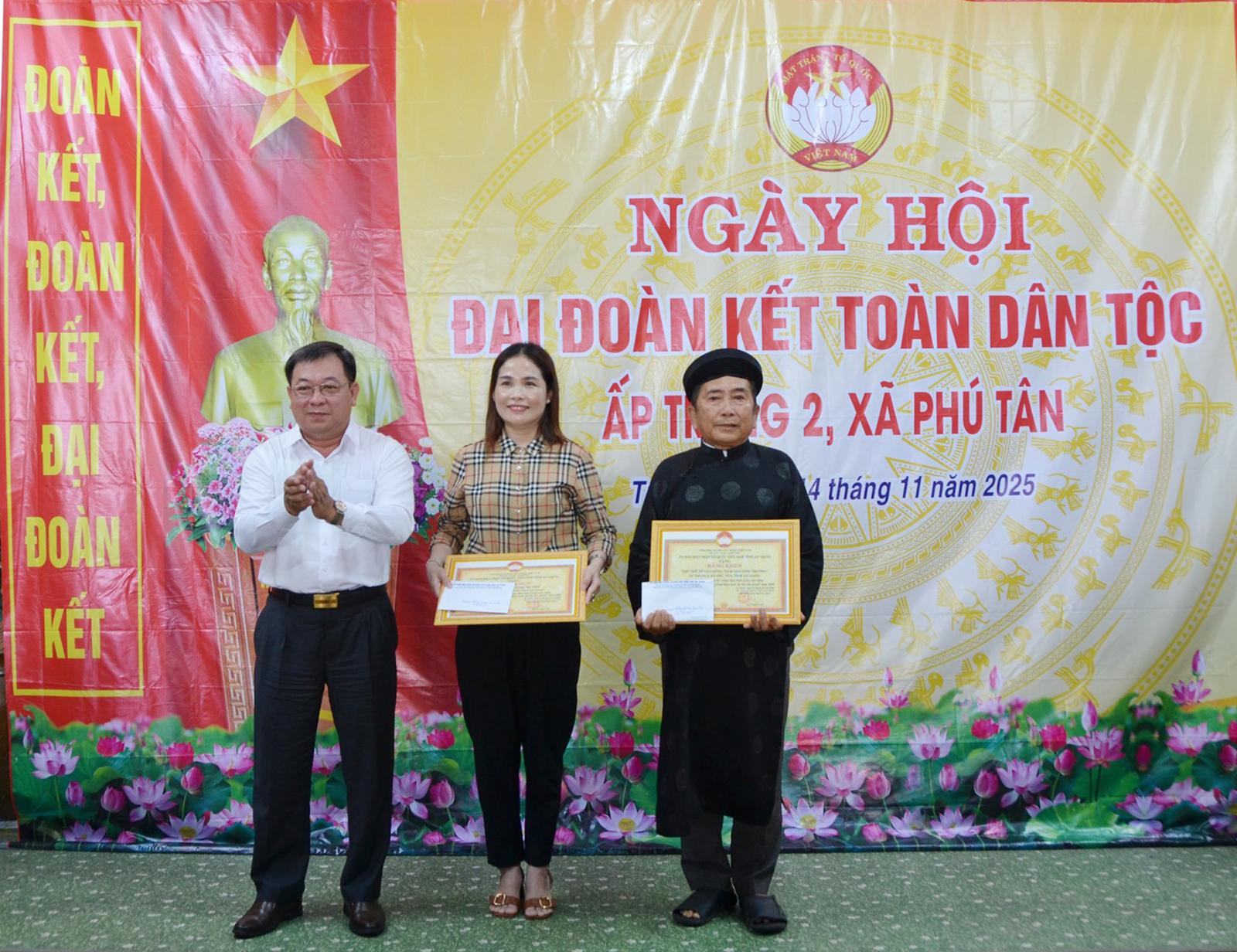 Phó Chủ tịch Thường trực Ủy ban MTTQ Việt Nam tỉnh An Giang Lê Thanh Việt dự Ngày hội Đại đoàn kết ấp Trung 2