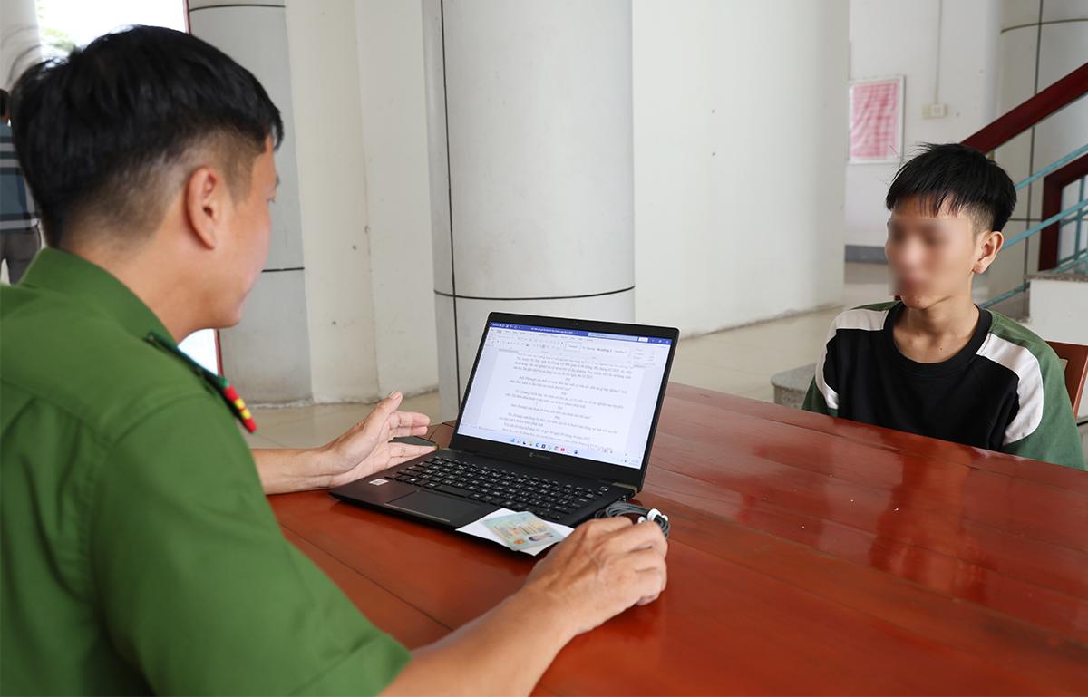 Bắt nhanh 2 đối tượng trộm vé số ở phường Long Xuyên Võ Huy Hoàng khai nhận tại Cơ quan Công an