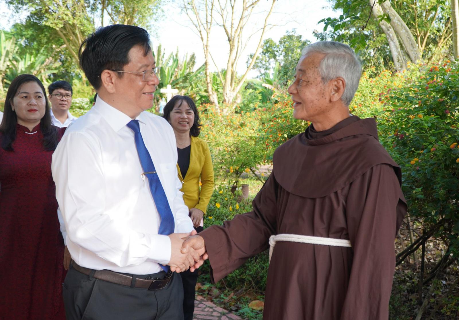 Chủ tịch UBND tỉnh An Giang Hồ Văn Mừng thăm, chúc mừng lễ Giáng sinh 2025