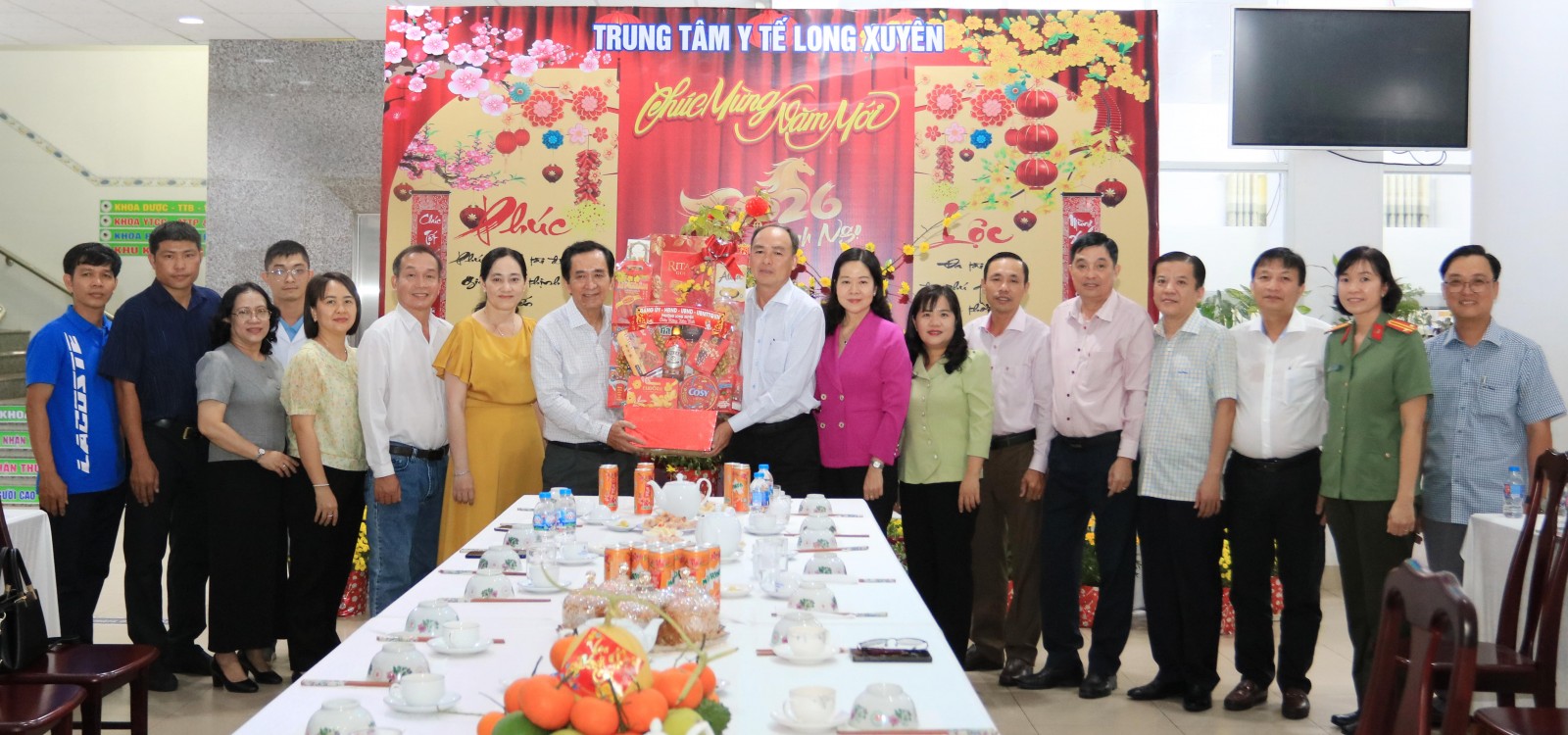 Lãnh đạo phường Long Xuyên thăm, tặng quà bệnh nhân và các lực lượng trực đêm giao thừa Thăm, tặng quà Trung tâm y tế Long Xuyên