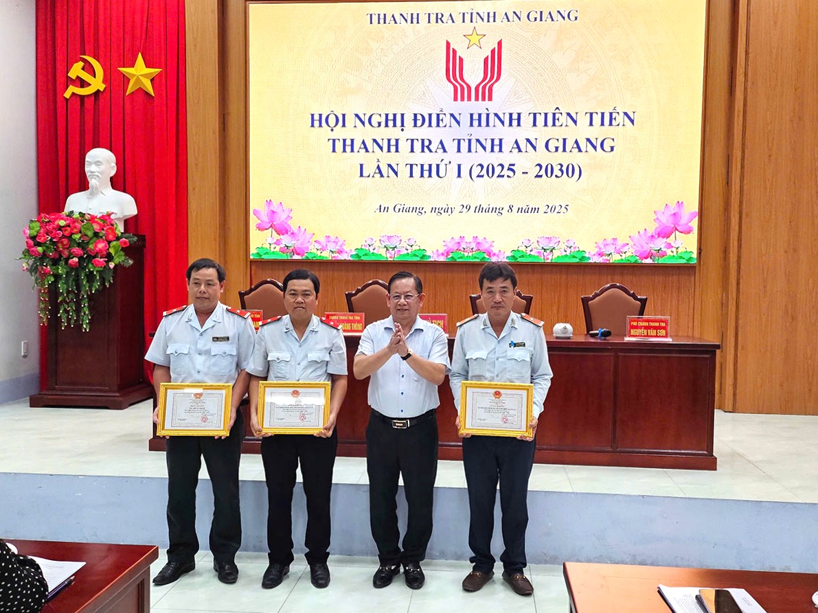 Ngành thanh tra biểu dương, khen thưởng điển hình tiên tiến