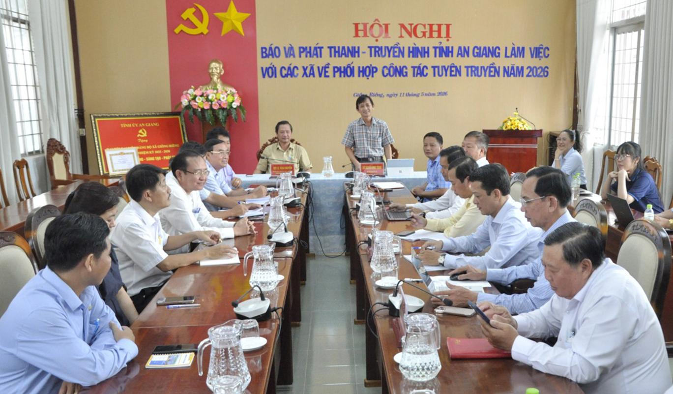 Ban Giám đốc Báo và Phát thanh - Truyền hình An Giang gặp gỡ, trao đổi công tác tuyên truyền với các xã