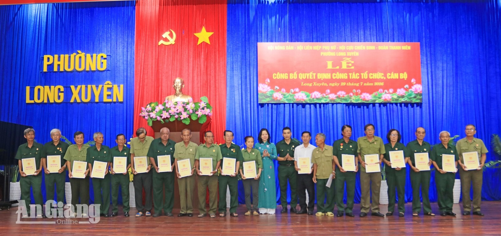 Trao quyết định các Chi hội trưởng Chi hội Cựu chiến binh khóm 