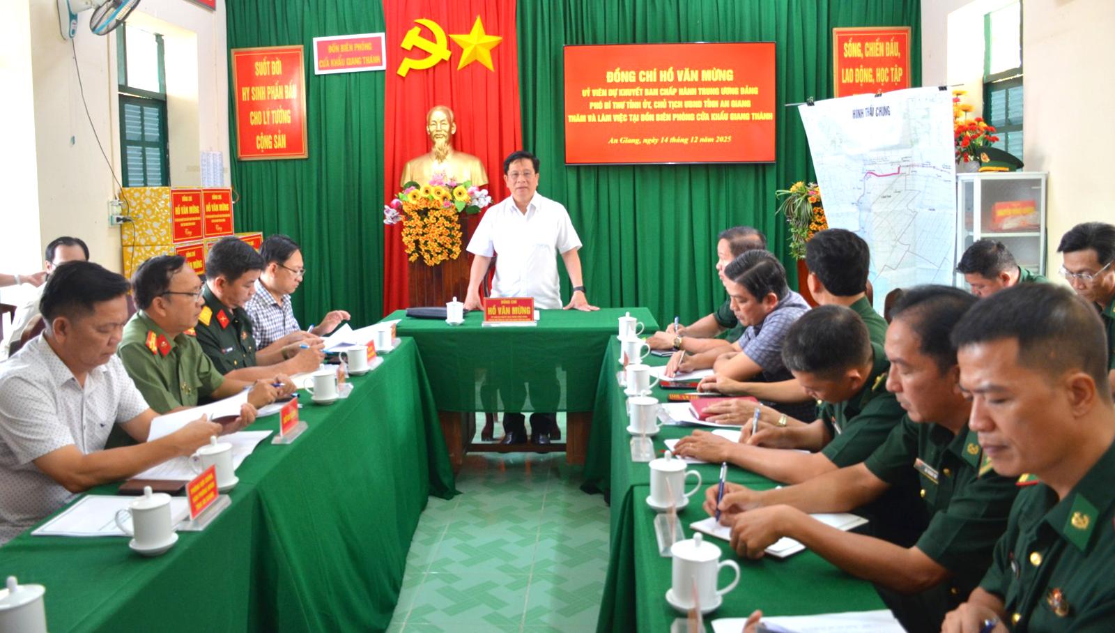 Chủ tịch UBND tỉnh An Giang Hồ Văn Mừng thăm và làm việc tại Cửa khẩu chính Giang Thành