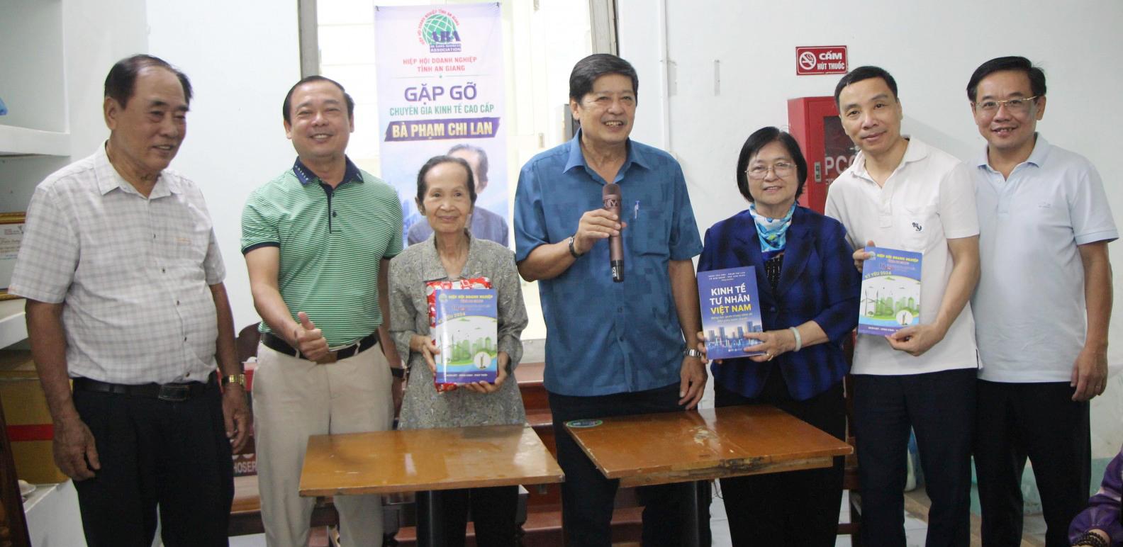 Chuyên gia kinh tế Phạm Chi Lan gặp gỡ doanh nghiệp tỉnh An Giang