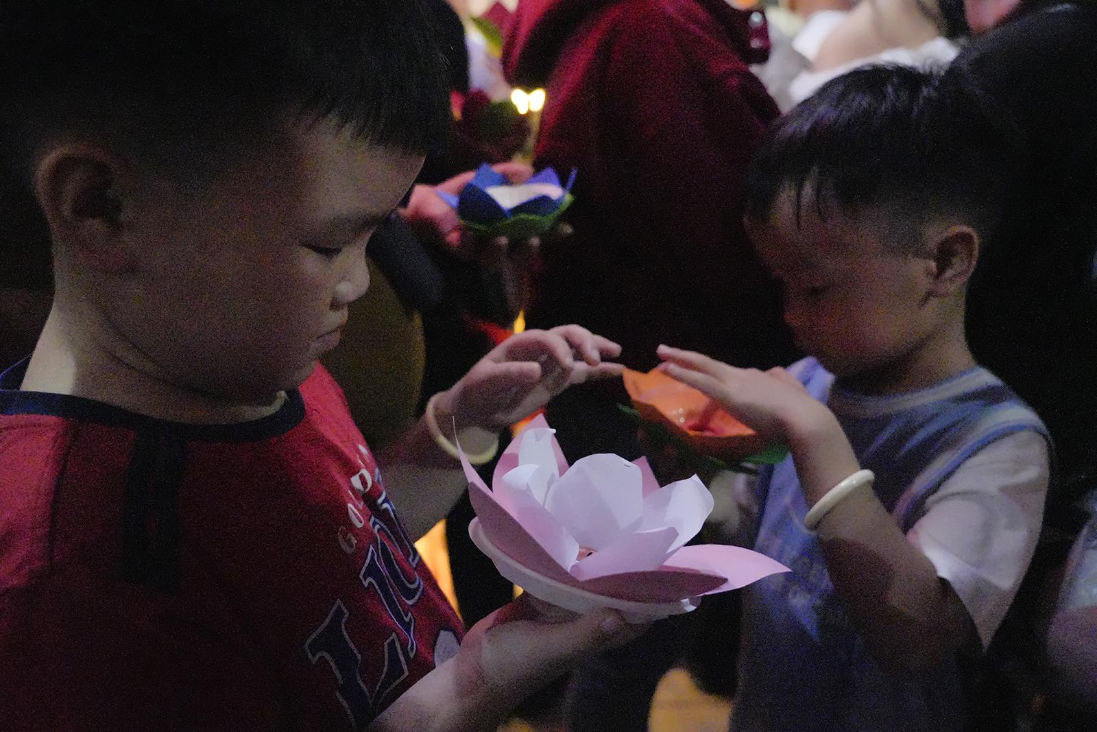 Hàng ngàn hoa đăng lung linh tỏa sáng trên sông Kiên