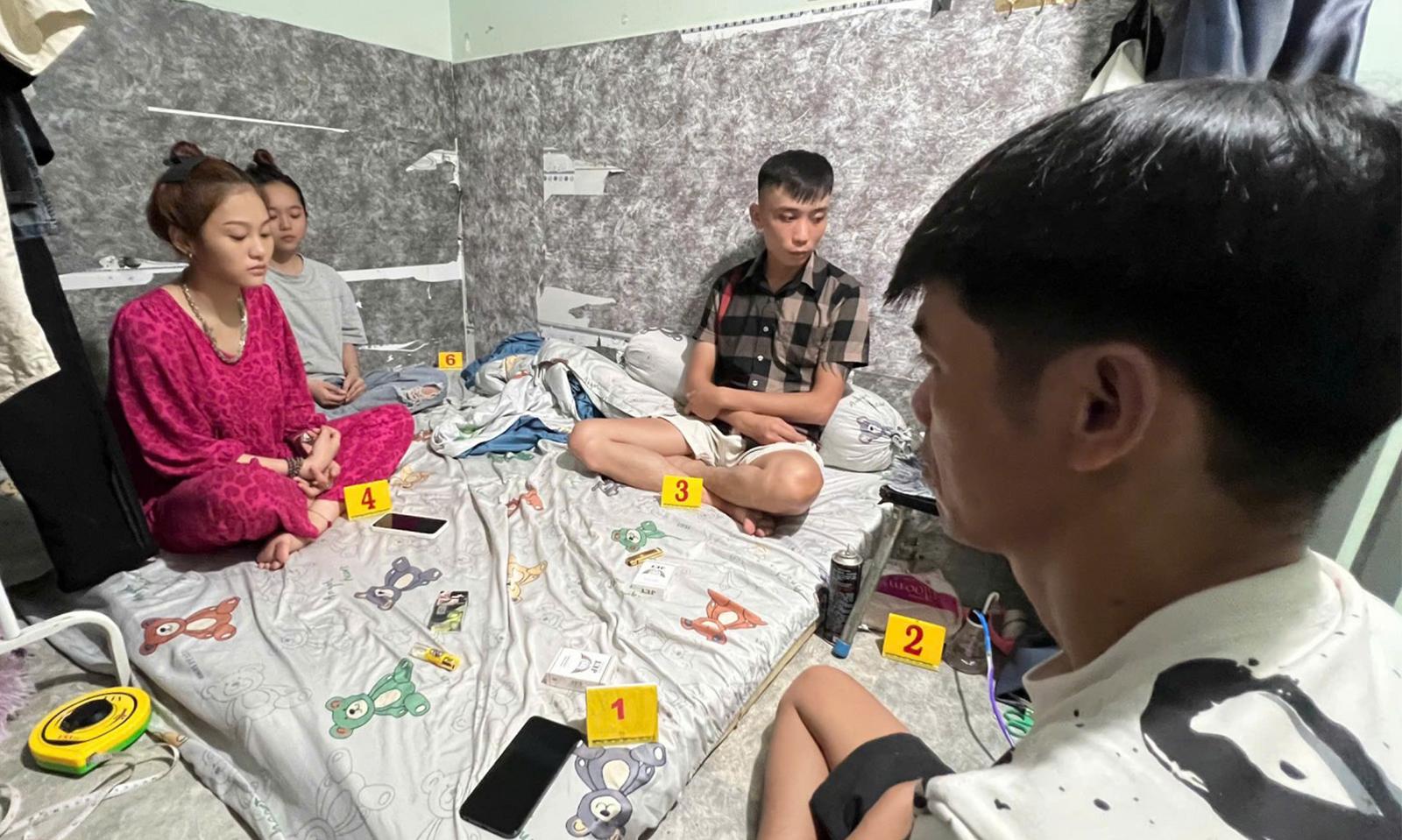 4 đối tượng, Lo, Phúc, Thư và Lan Anh tại phòng trọ số 7