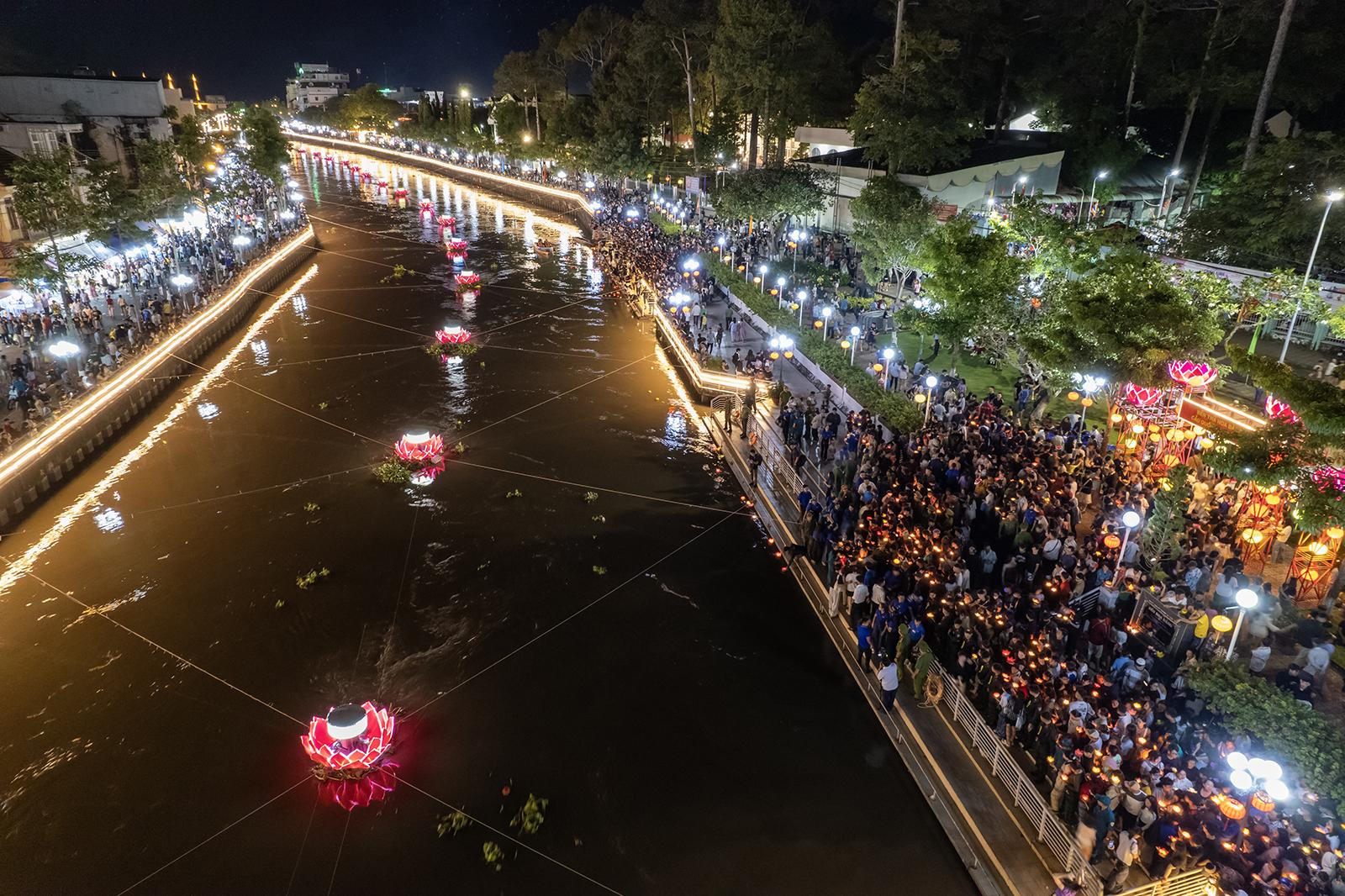 Hàng ngàn hoa đăng lung linh tỏa sáng trên sông Kiên