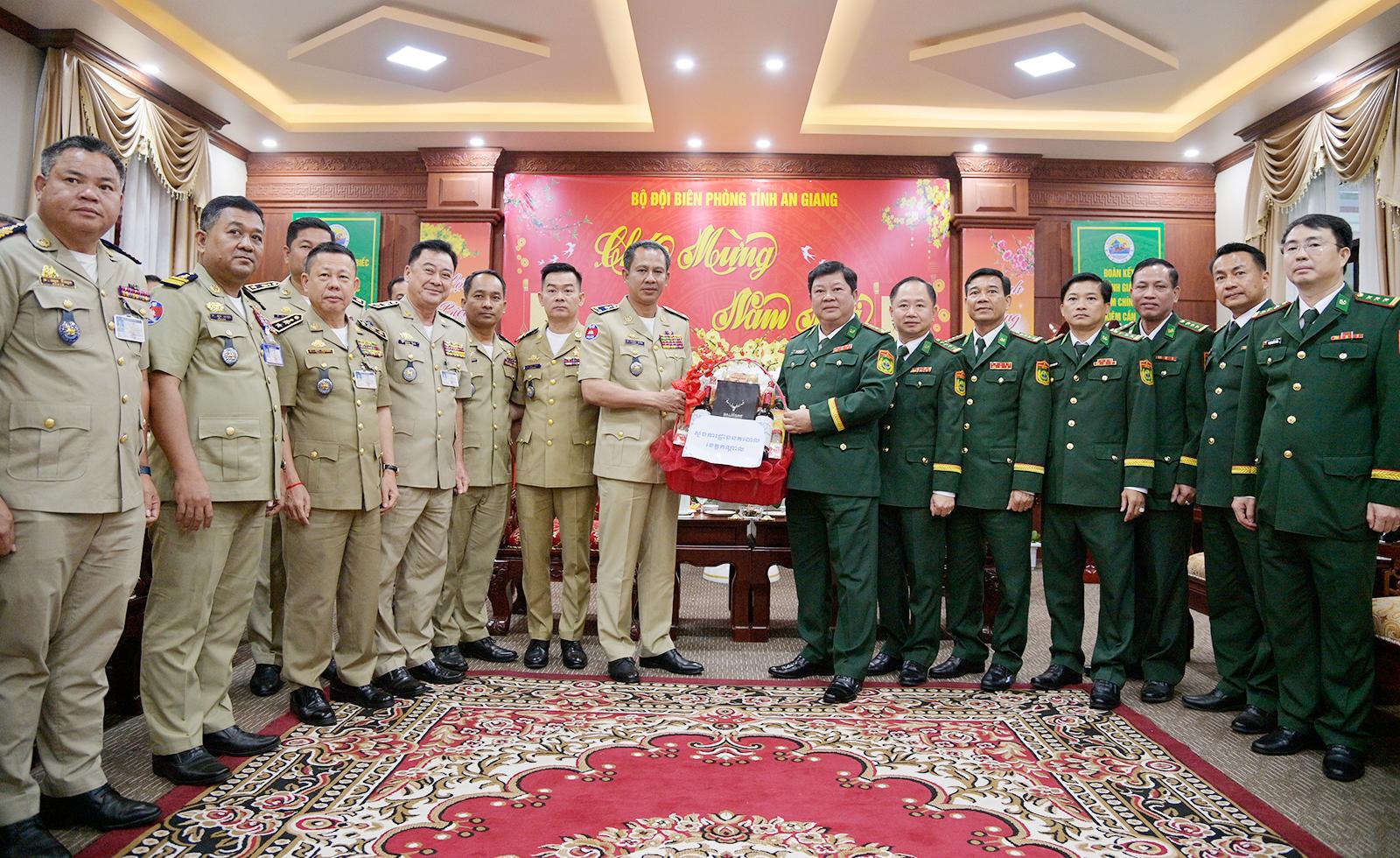 Công an tỉnh Kandal chúc tết Ban Chỉ huy Bộ đội Biên phòng tỉnh An Giang