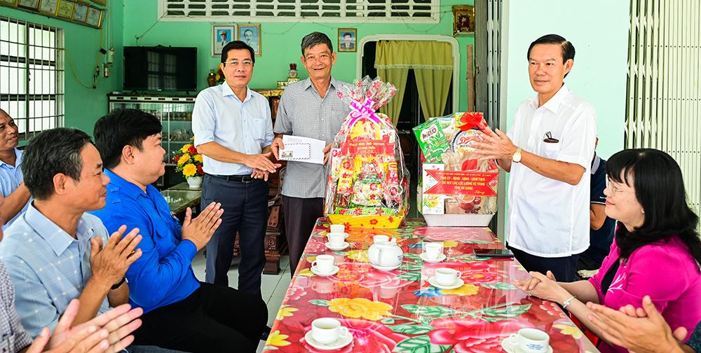 Trưởng ban Nội chính Tỉnh ủy An Giang tặng quà gia đình chính sách, người có công với cách mạng xã U Minh Thượng