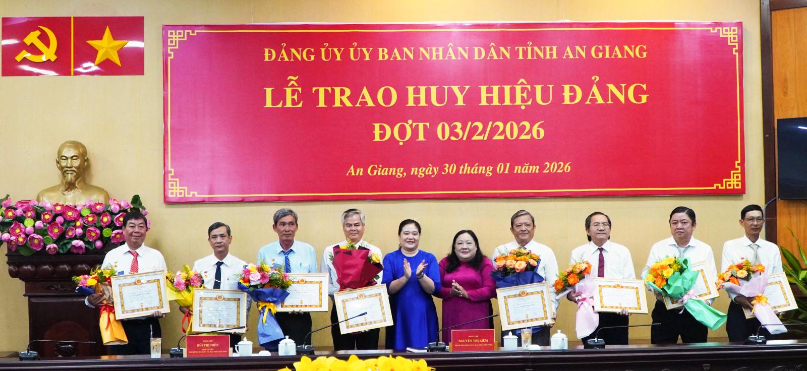 Trao Huy hiệu Đảng cho 18 đảng viên thuộc Đảng bộ UBND tỉnh An Giang