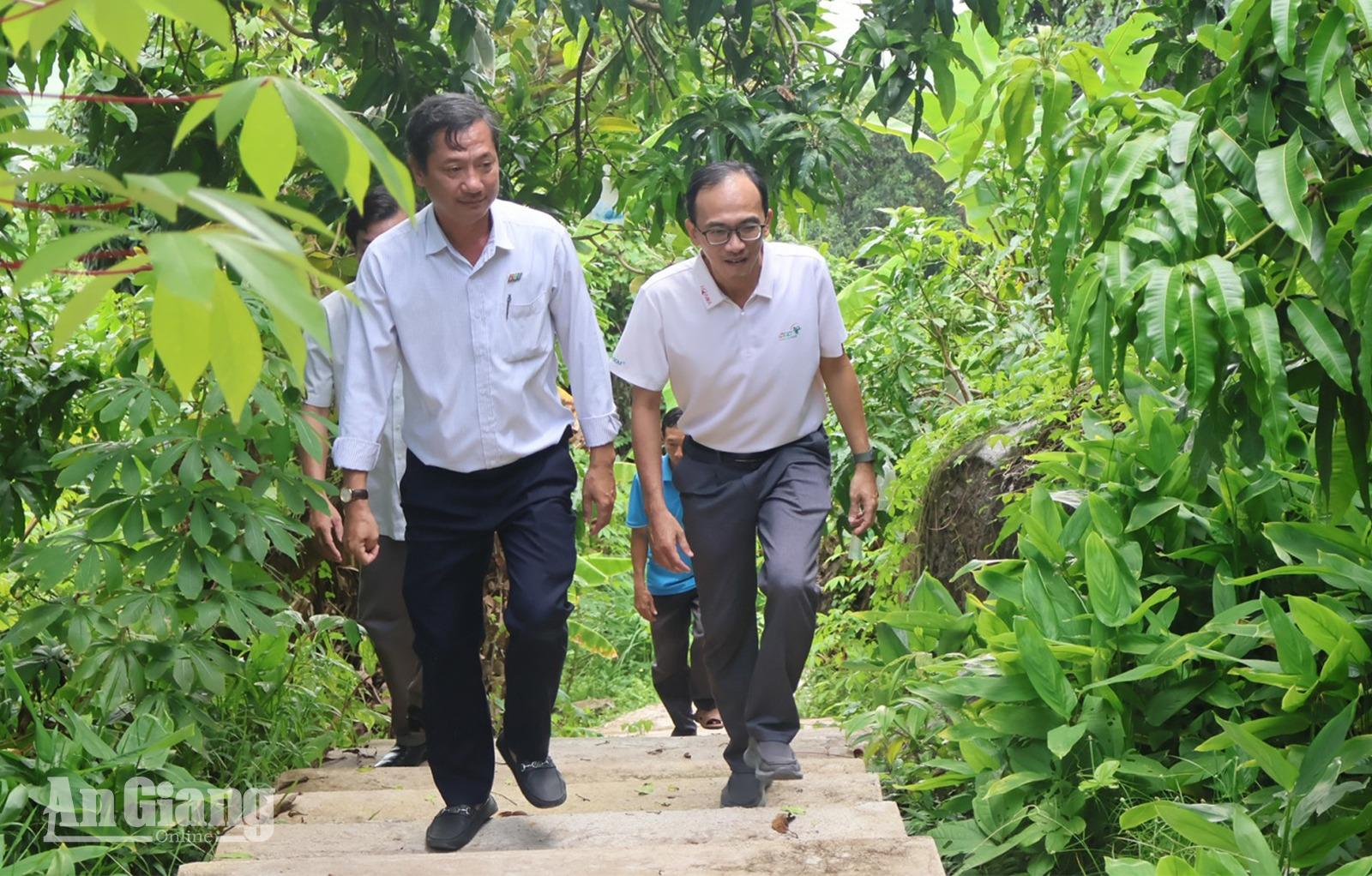 Nguyên Thủ tướng Nguyễn Tấn Dũng dâng hương tri ân các Anh hùng liệt sĩ tại An Giang