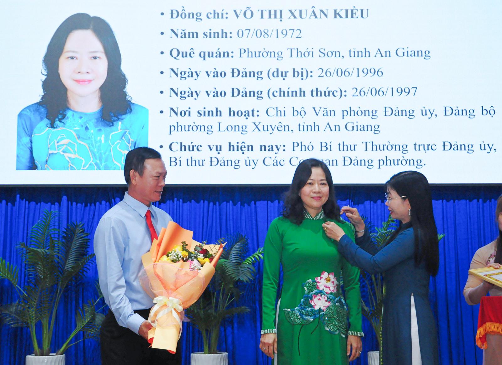 Ph&oacute; B&iacute; thư Tỉnh ủy Trần Thị Thanh Hương trao Huy hiệu 30 năm tuổi Đảng cho Ph&oacute; B&iacute; thư Thường trực Đảng ủy phường Long Xuy&ecirc;n V&otilde; Thị Xu&acirc;n Kiều