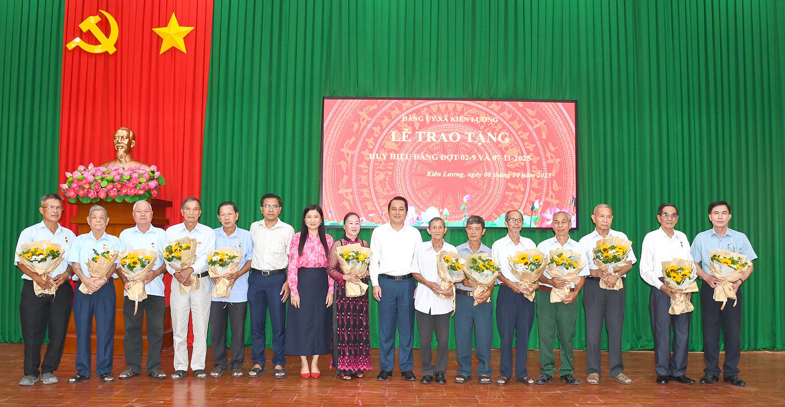 Đảng ủy xã Kiên Lương trao tặng Huy hiệu Đảng đợt 2/9 và 7/11