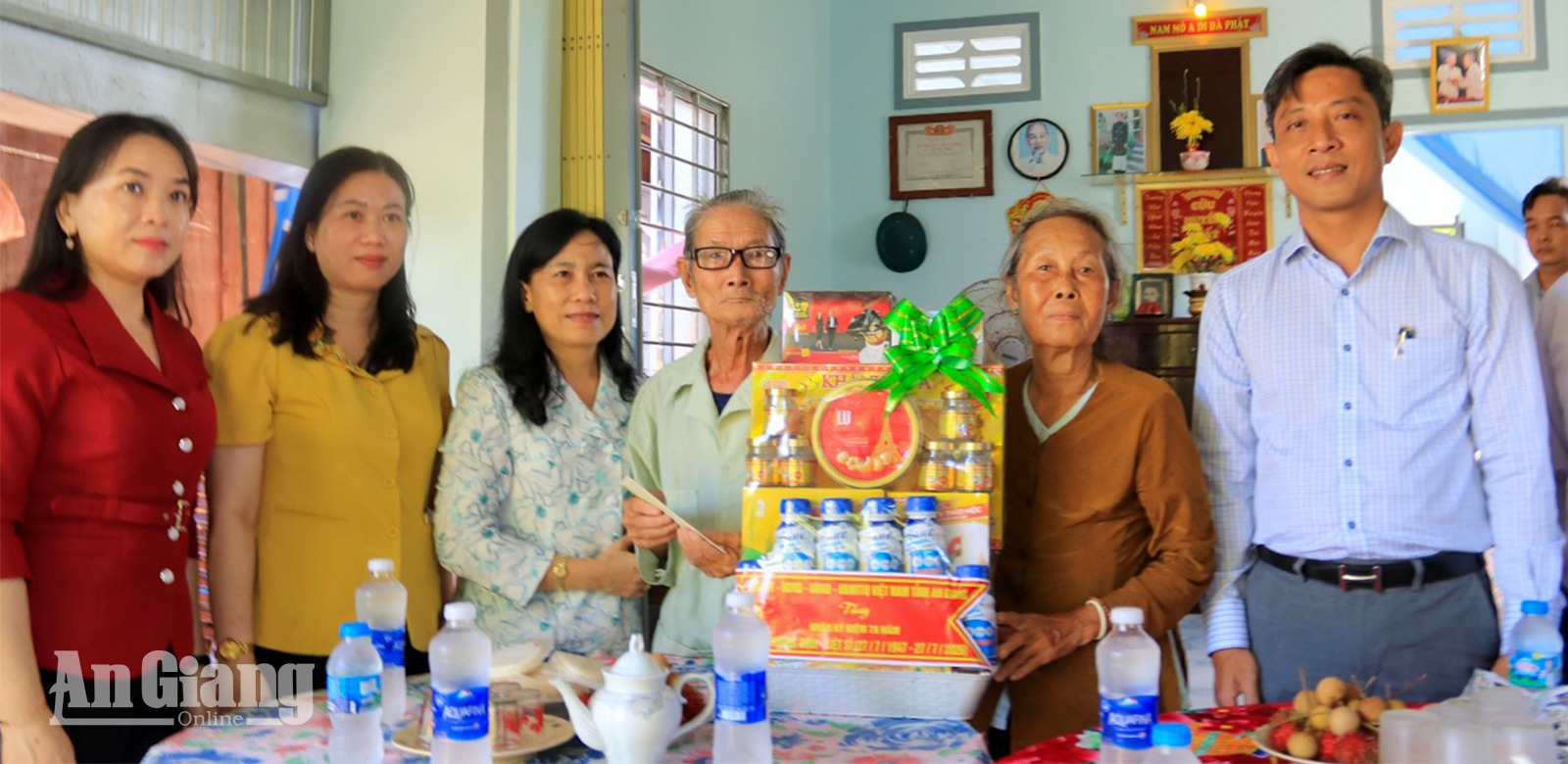 Đồng chí Đinh Thị Việt Huỳnh thăm, tặng quà ông Lê Trần Bì