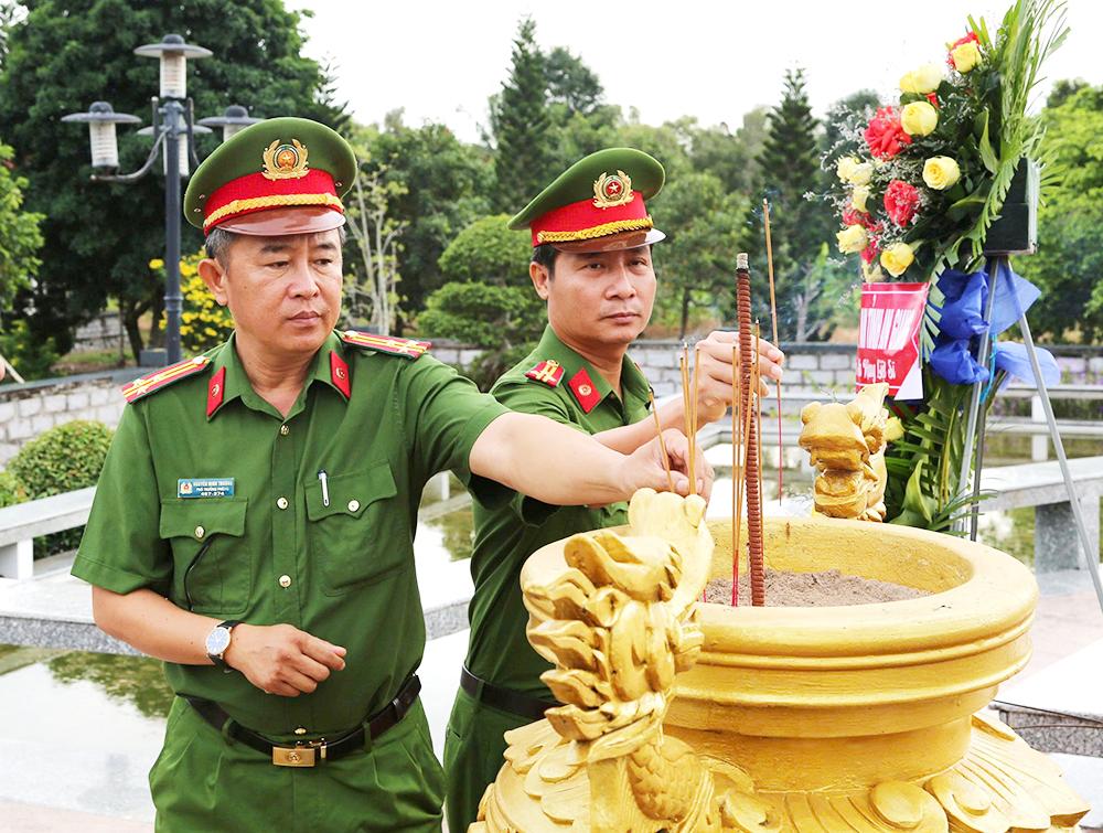 Công an tỉnh An Giang dâng hoa, dâng hương tại Khu Di tích lịch sử Quốc gia an ninh Khu IX