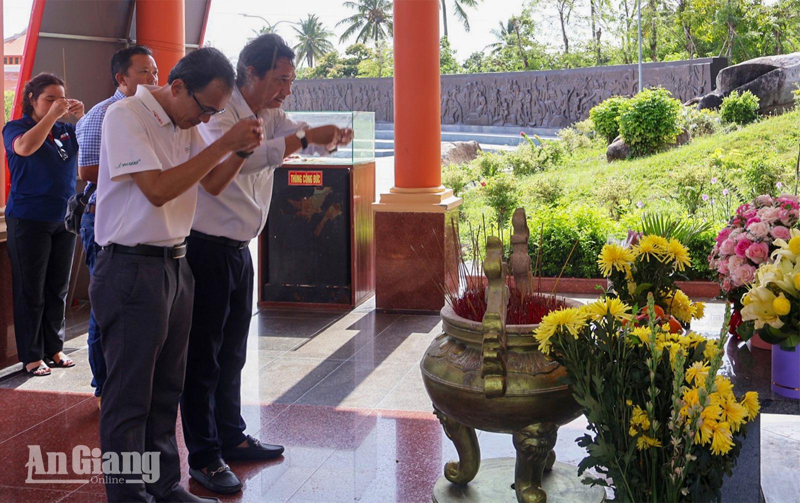 Nguyên Thủ tướng Nguyễn Tấn Dũng dâng hương tri ân các Anh hùng liệt sĩ tại An Giang