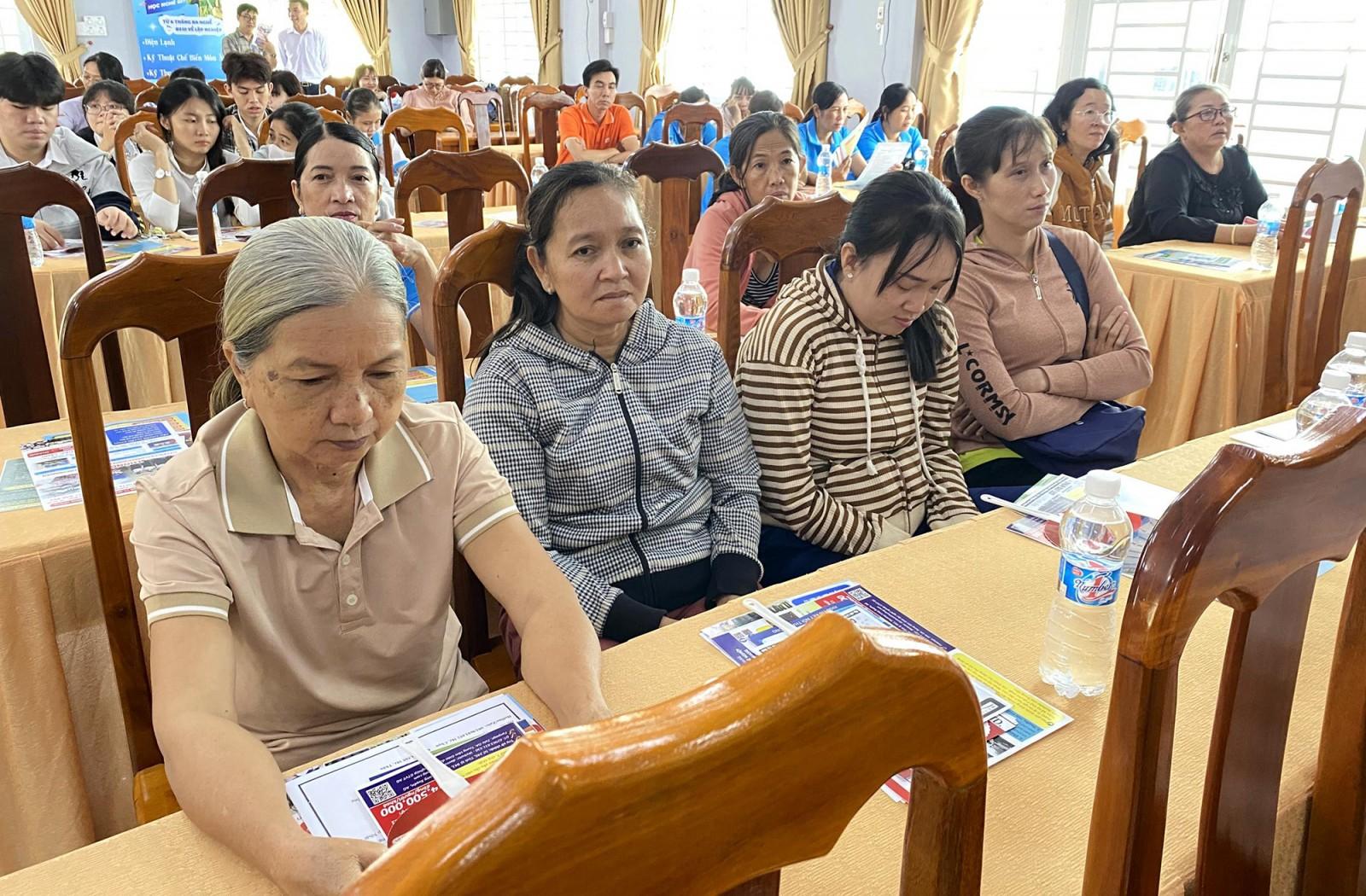 Gần 200 người lao động, đoàn viên, thanh niên phường Thới Sơn được tư vấn việc làm