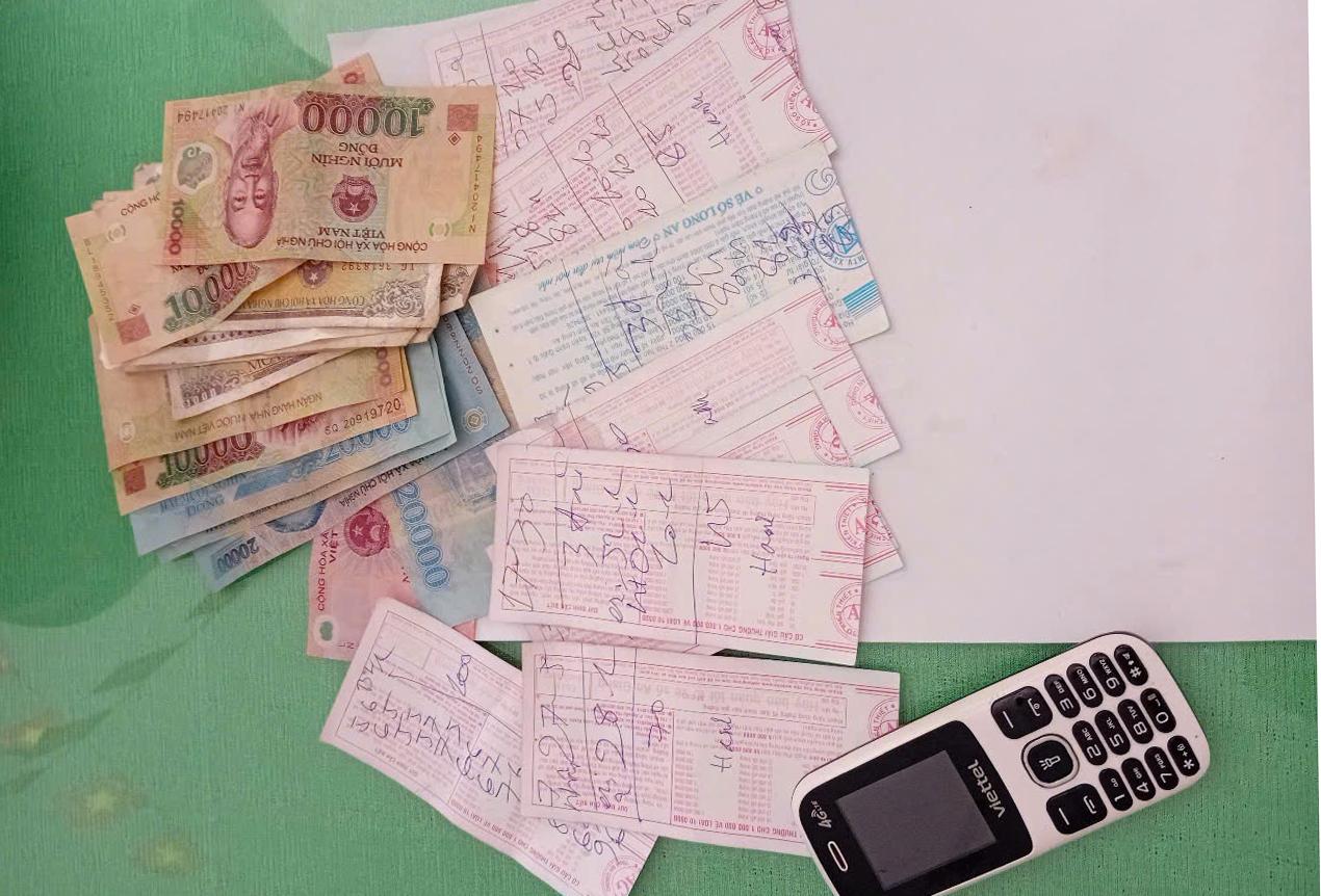 Bắt quả tang đối tượng bán số đề Tang vật bị thu giữ