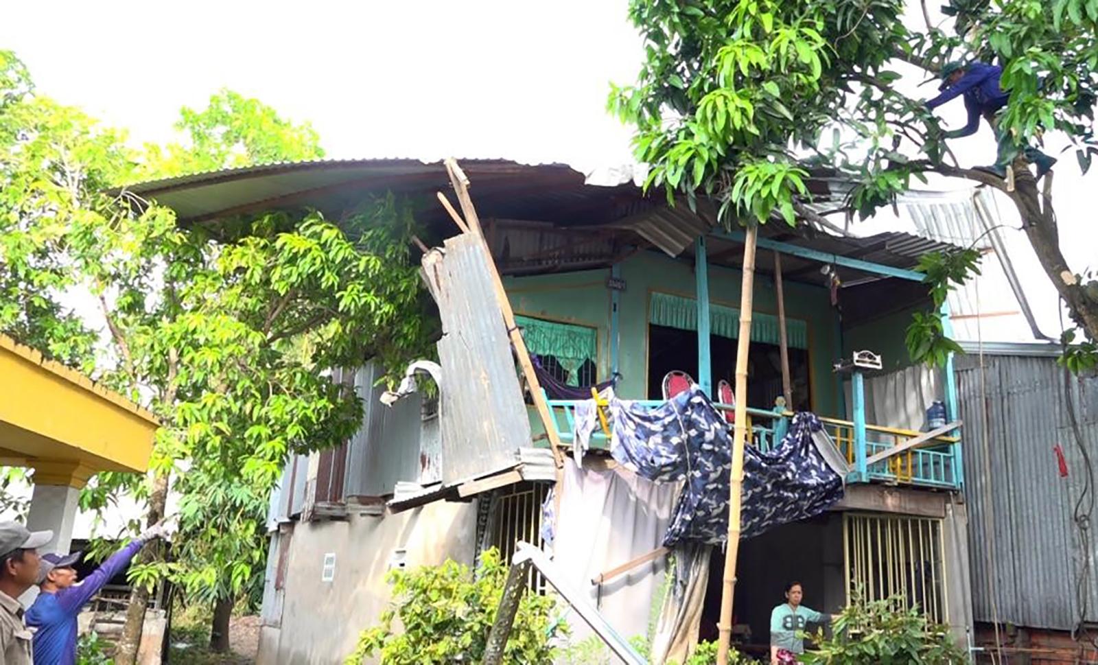 Lãnh đạo xã An Phú thăm và trao hỗ trợ các hộ dân có nhà bị sập, tốc mái do mưa dông