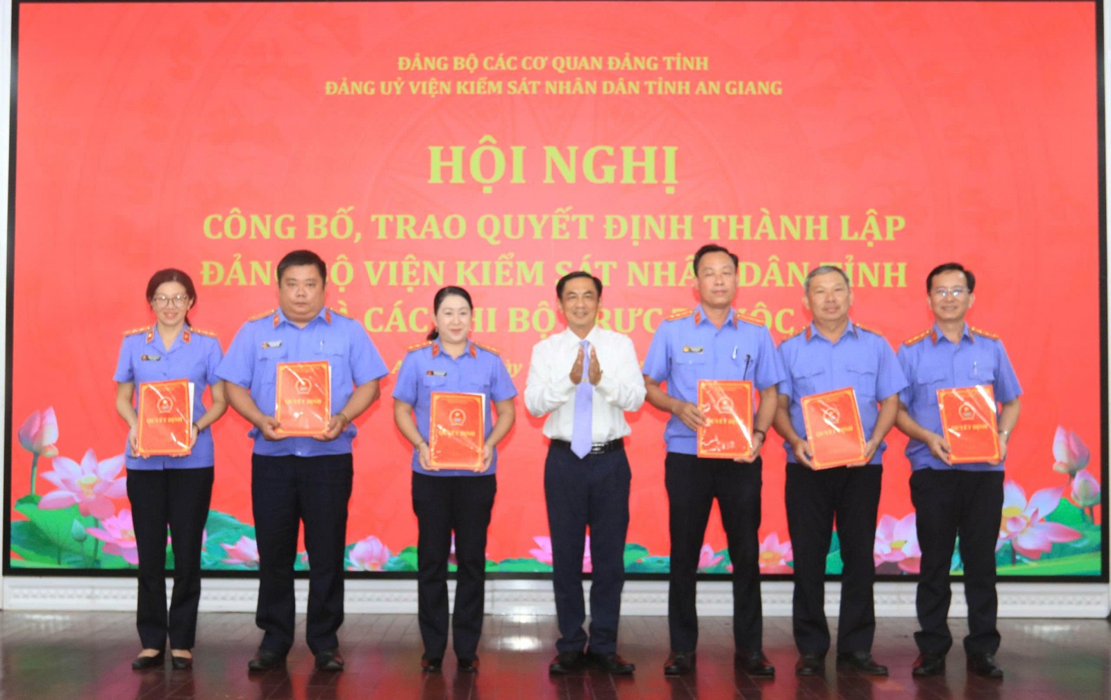 Đảng bộ Viện Kiểm sát nhân dân tỉnh công bố và trao quyết định thành lập các chi bộ trực thuộc