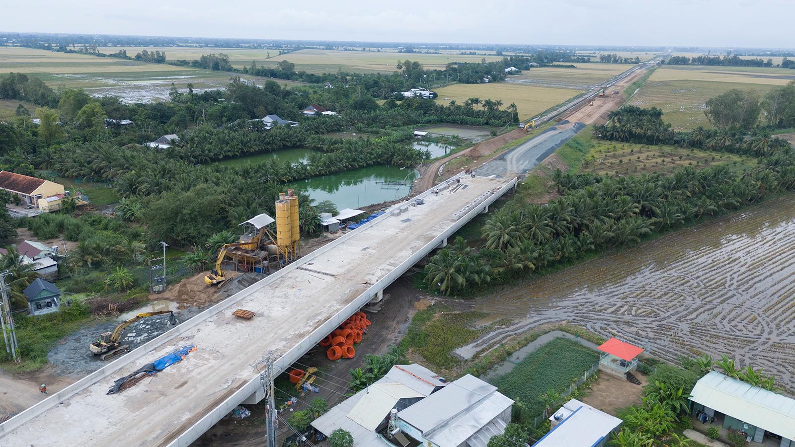 Trên công trường cao tốc Châu Đốc - Cần Thơ - Sóc Trăng