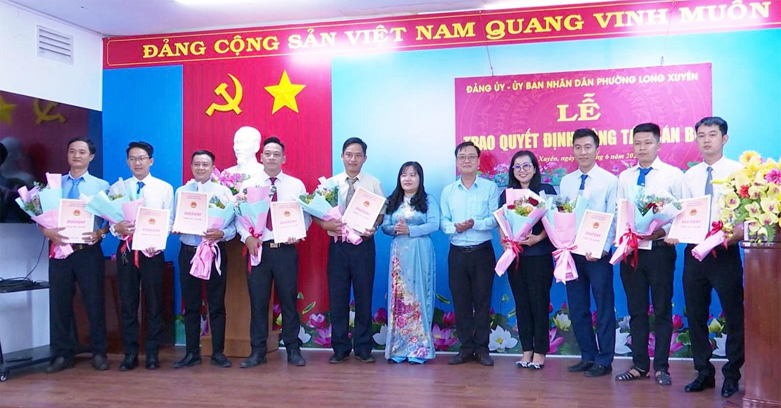 Chủ tịch UBND phường Long Xuyên Đoàn Thị hương Hà trao Quyết định cho cán bộ