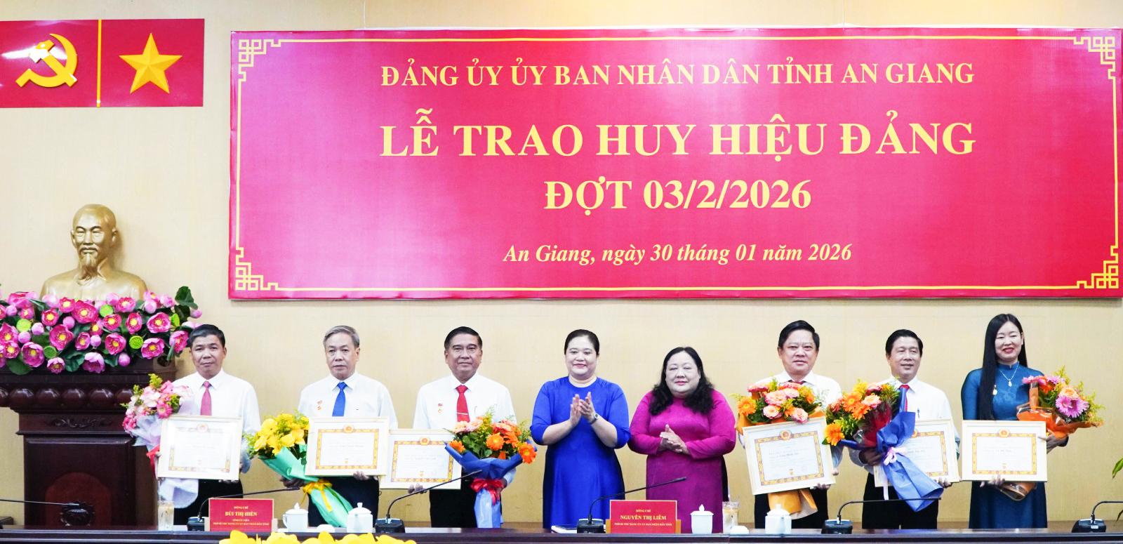 Trao Huy hiệu Đảng cho 18 đảng viên thuộc Đảng bộ UBND tỉnh An Giang