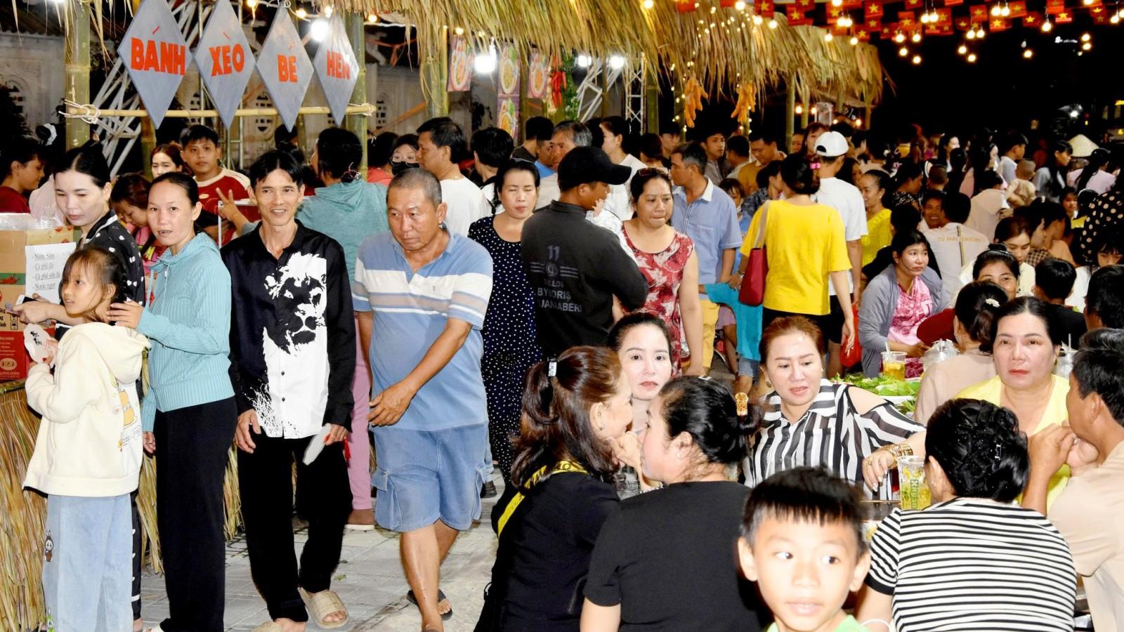 Hơn 100.000 lượt người tham gia Lễ hội truyền thống kỷ niệm ngày mất bà Mạc Mi Cô và ông Mạc Thiên Tích