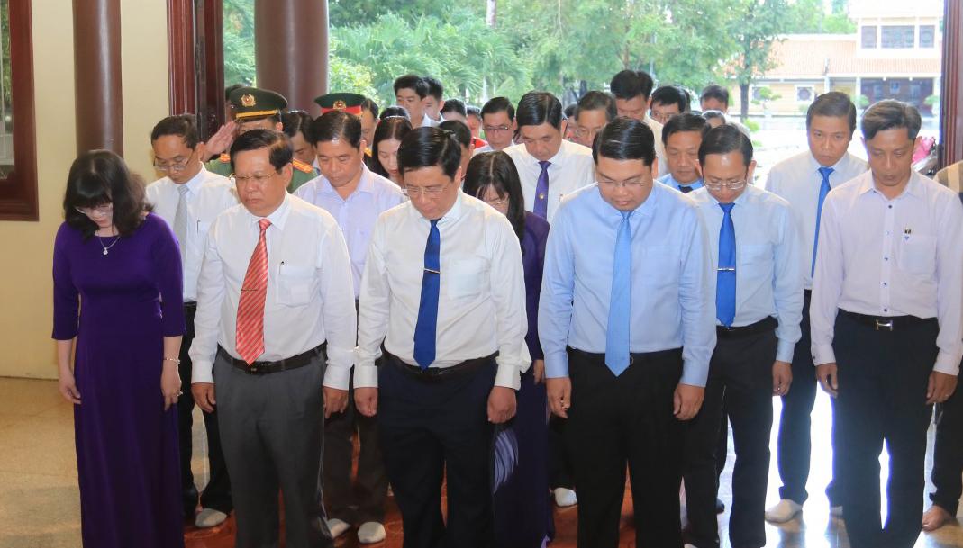 Chủ tịch UBND tỉnh An Giang viếng, dâng hương tại đền thờ Chủ tịch Tôn Đức Thắng Chủ tịch UBND tỉnh An Giang Hồ Văn Mừng cùng đoàn công tác tỉnh, phường Long Xuyên và xã Mỹ Hòa Hưng tưởng nhớ Chủ tịch Tôn Đức Thắng