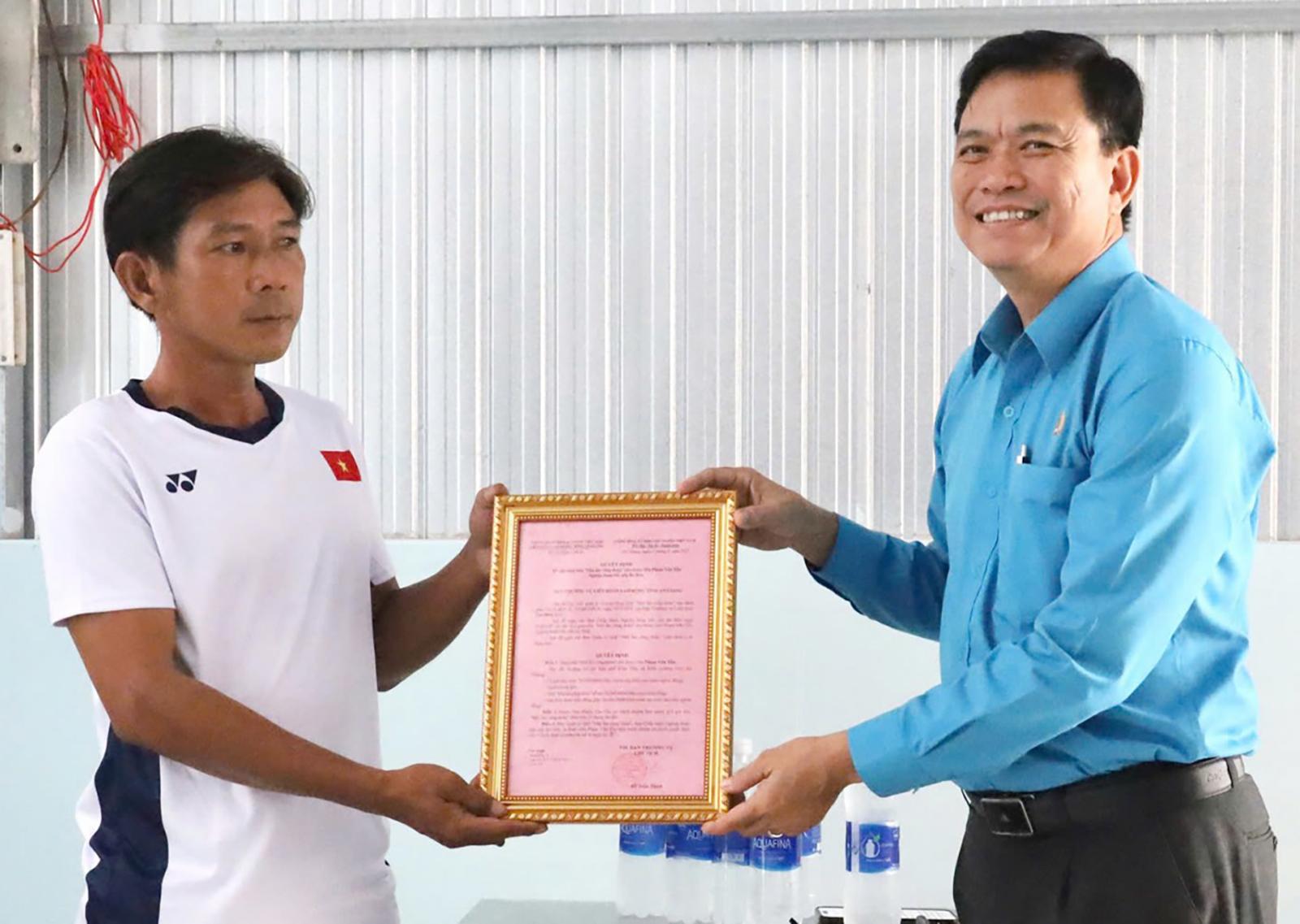 Liên đoàn Lao động tỉnh tổ chức nhiều hoạt động tại xã Giang Thành và Kiên Lương