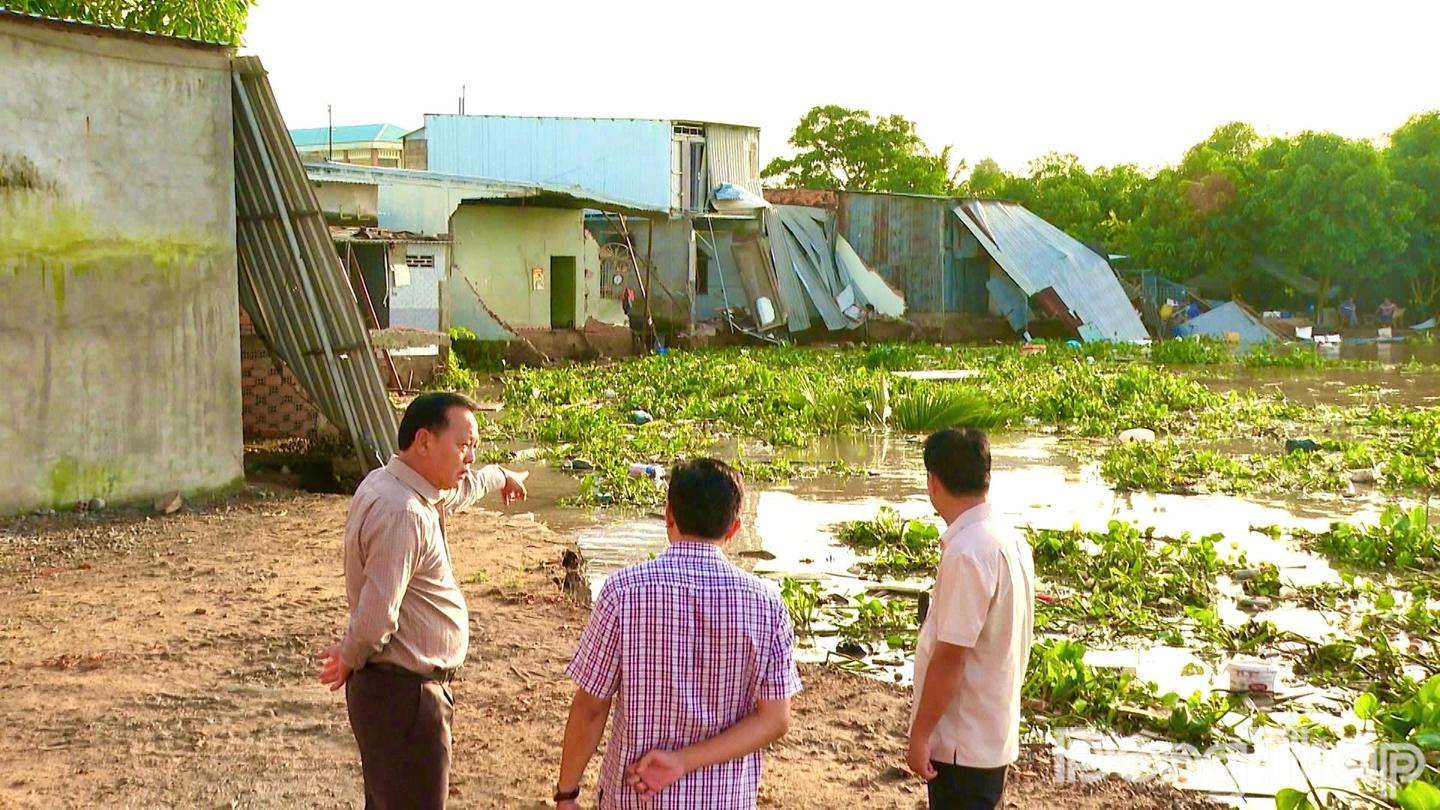 Lãnh đạo Đảng ủy, Ủy ban nhân dân phường Cao Lãnh (tỉnh Đồng Tháp) đến khảo sát hiện trường vụ sạt lở.