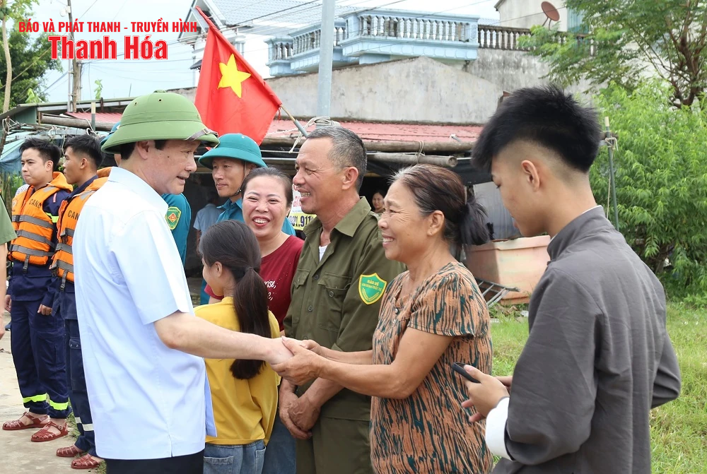 Chủ tịch UBND tỉnh Đỗ Minh Tuấn kiểm tra công tác ứng phó với bão số 5 tại phường Hải Bình và xã Tiên Trang