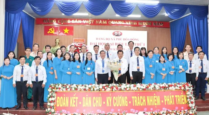 Đồng chí Phạm Thành Kiên chúc mừng Ban Chấp hành Đảng bộ xã Phú Hòa Đông nhiệm kỳ 2025-2030