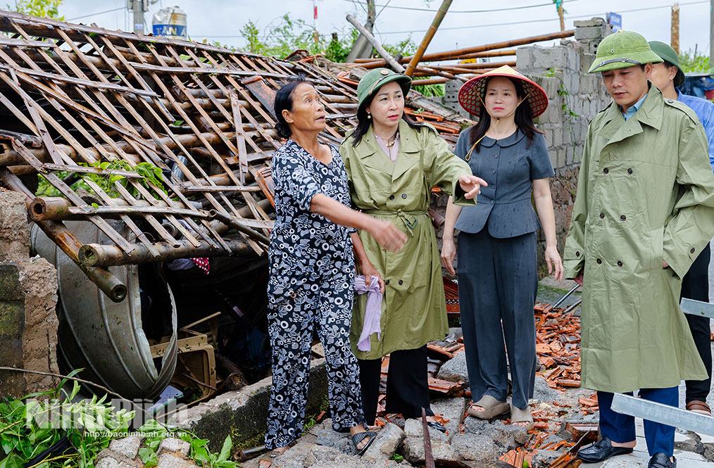Đồng chí Đinh Thị Lụa, Phó Bí thư Thường trực Tỉnh ủy trực tiếp xuống các hộ dân bị thiệt hại do lốc tại phường Kim Bảng.