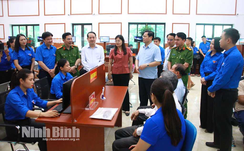 Các đồng chí lãnh đạo tỉnh động viên Đội hình thanh niên tình nguyện trong ngày ra quân hỗ trợ vận hành mô hình chính quyền địa phương 2 cấp tại Trung tâm phục vụ hành chính công phường Hoa Lư