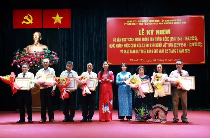 Đảng viên phường Khánh Hội nhận Huy hiệu Đảng đợt 2/9