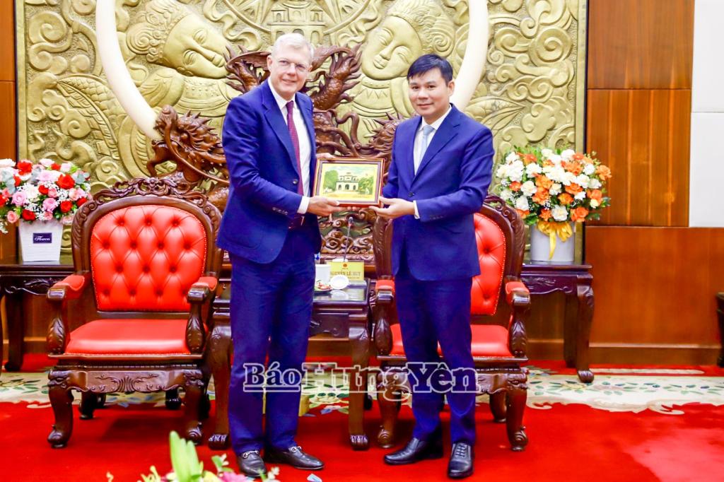 Đồng chí Phó Chủ tịch UBND tỉnh Nguyễn Lê Huy tặng đại diện Công ty CTP (Hà Lan) bức tranh Văn miếu Xích Đằng.