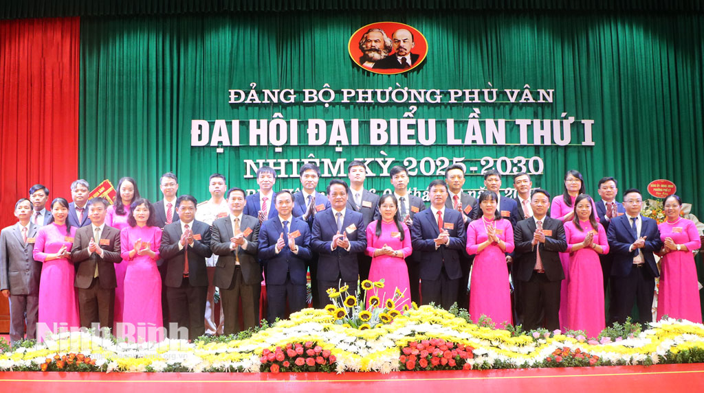 Ban Chấp hành Đảng bộ phường Phù Vân khóa mới chụp ảnh lưu niệm cùng với các đại biểu của tỉnh.