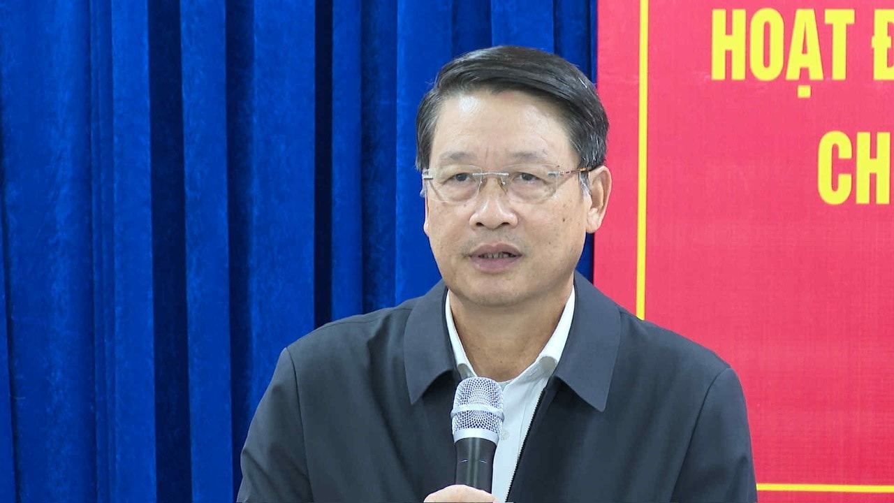 Phó Bí thư Thành ủy Ngô Xuân Thắng đề nghị tập trung hỗ trợ người dân khắc phục hậu quả thiên tai để đón Tết vui tươi, đầm ấm. Ảnh XUÂN HIẾU