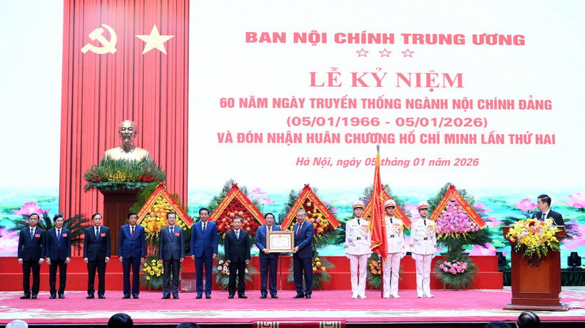 Tổng B&iacute; thư T&ocirc; L&acirc;m trao Hu&acirc;n chương Hồ Ch&iacute; Minh (lần thứ hai) tặng Ban Nội ch&iacute;nh Trung ương. (Ảnh: ĐĂNG KHOA)