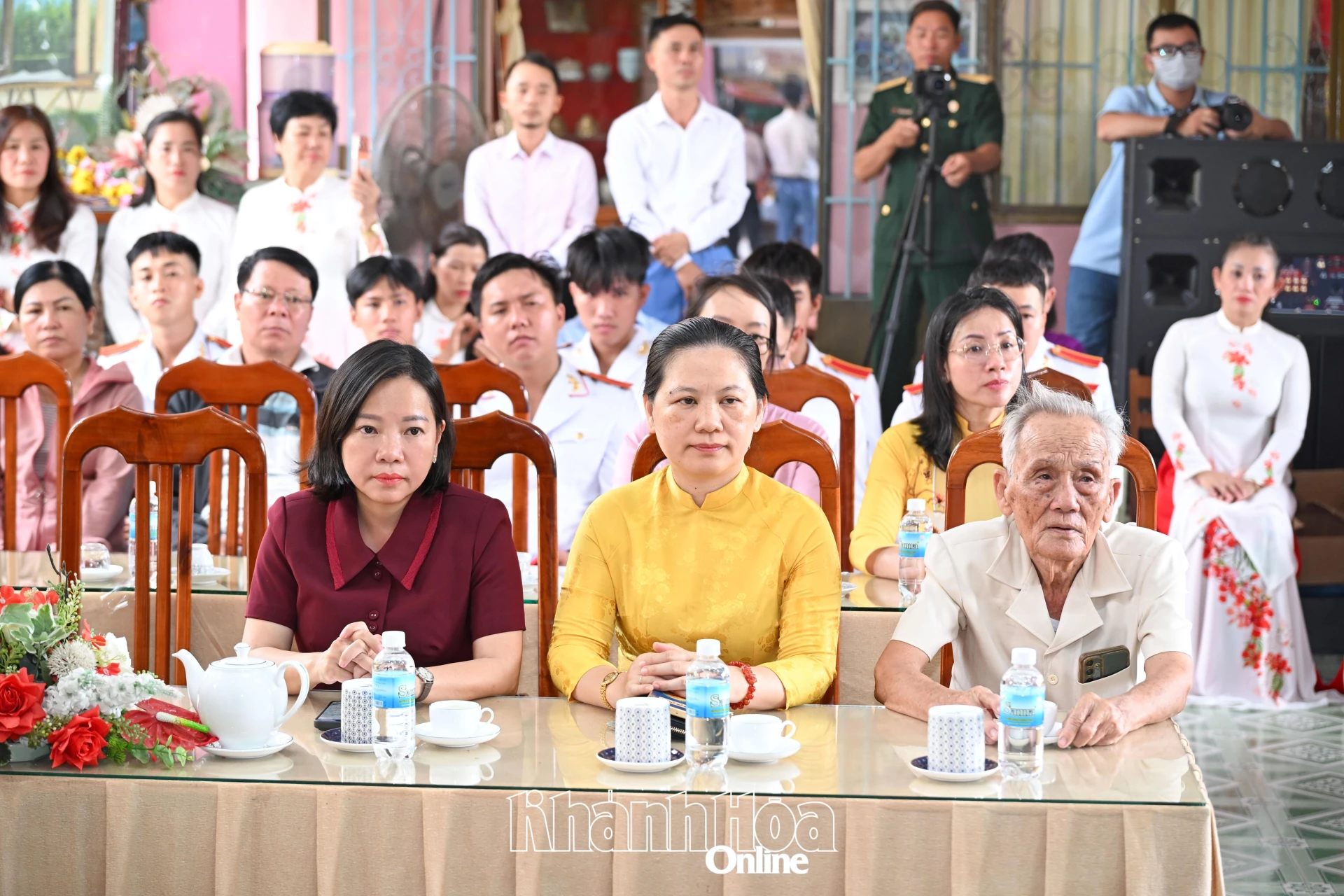 Hàng đầu, từ phải qua: bà Thái Thị Lệ Hằng - Giám đốc Sở Văn hóa, Thể thao và Du lịch; bà Lê Vinh Liên Trang - Phó Trưởng Ban Tuyên giáo Tỉnh ủy; ông Bùi Xuân Phước tham dự buổi lễ.