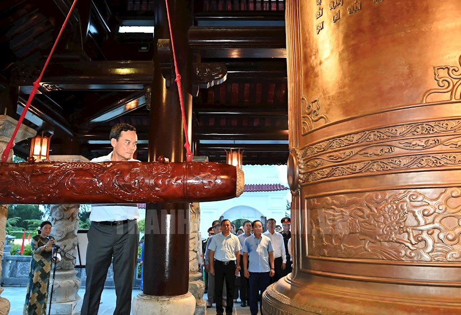 Bí thư Thành ủy TPHCM Trần Lưu Quang thỉnh hồi chuông 9 tiếng tại Đền thờ Côn Đảo. Ảnh: SGGP