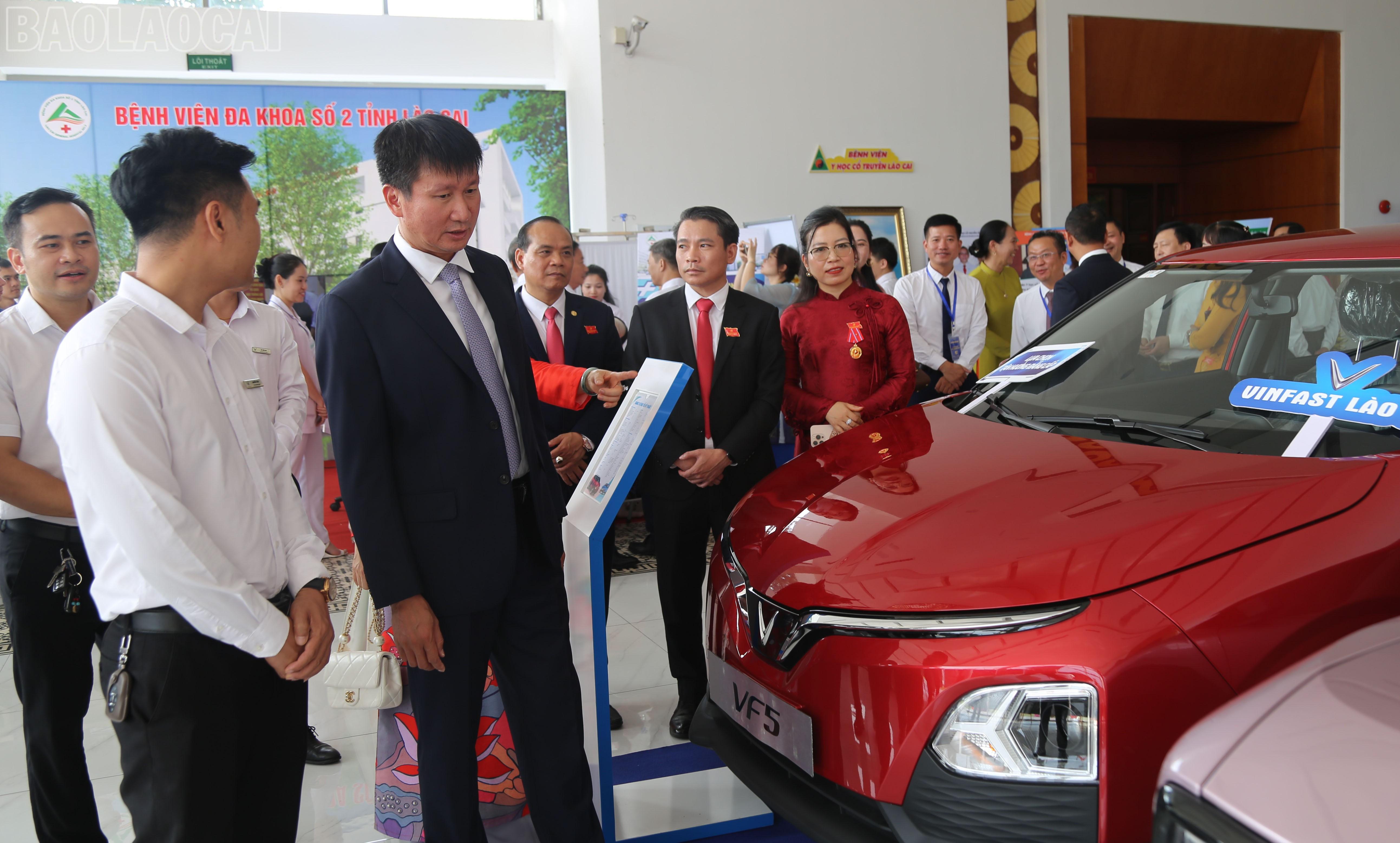 Đồng chí Trần Huy Tuấn - Phó Bí thư Tỉnh ủy, Chủ tịch UBND tỉnh và đại biểu tham quan khu trưng bày tại Đại hội. baolaocai-tl_img-7947.jpg