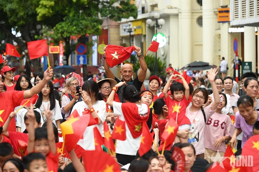 Biển người rực đỏ sắc cờ, háo hức chờ xem tổng hợp luyện diễu binh, diễu hành lần thứ hai