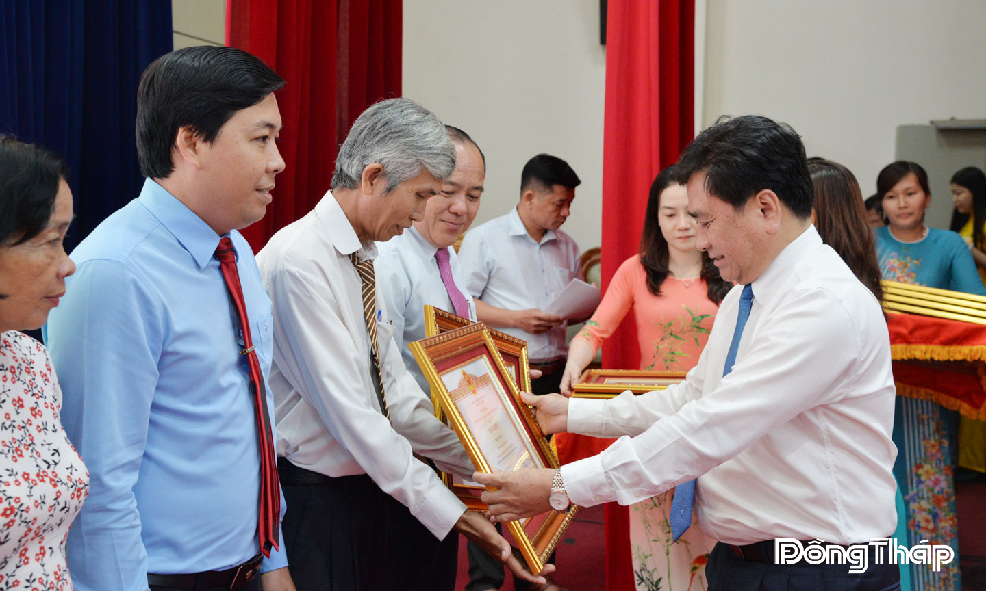 Khen thưởng các tập thể, cá nhân có nhiều thành tích xuất sắc trong thực hiện các phong trào thi đua yêu nước trong những năm qua.