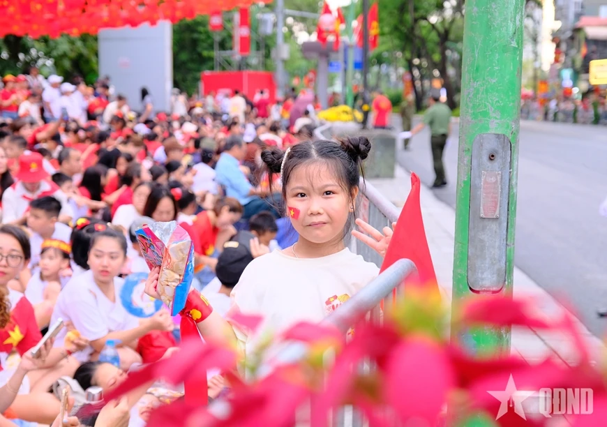 Biển người rực đỏ sắc cờ, háo hức chờ xem tổng hợp luyện diễu binh, diễu hành lần thứ hai